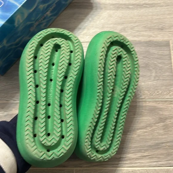 Jeffrey CampbellWomen's Green Chillaxin Platform Thong
Sandal 6 preowned - Picture 7 of 14